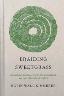 Omslag: "Braiding sweetgrass : indigenous wisdom, scientific knowledge, and the teachings of plants" av Robin Wall Kimmerer