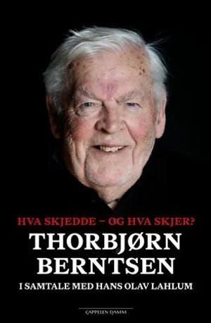 Omslag: "Hva skjedde - og hva skjer? : Thorbjørn Berntsen i samtale med Hans Olav Lahlum" av Hans Olav Lahlum