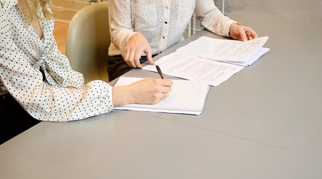 Illustrasjonsfoto av kvinner signerer dokumenter.