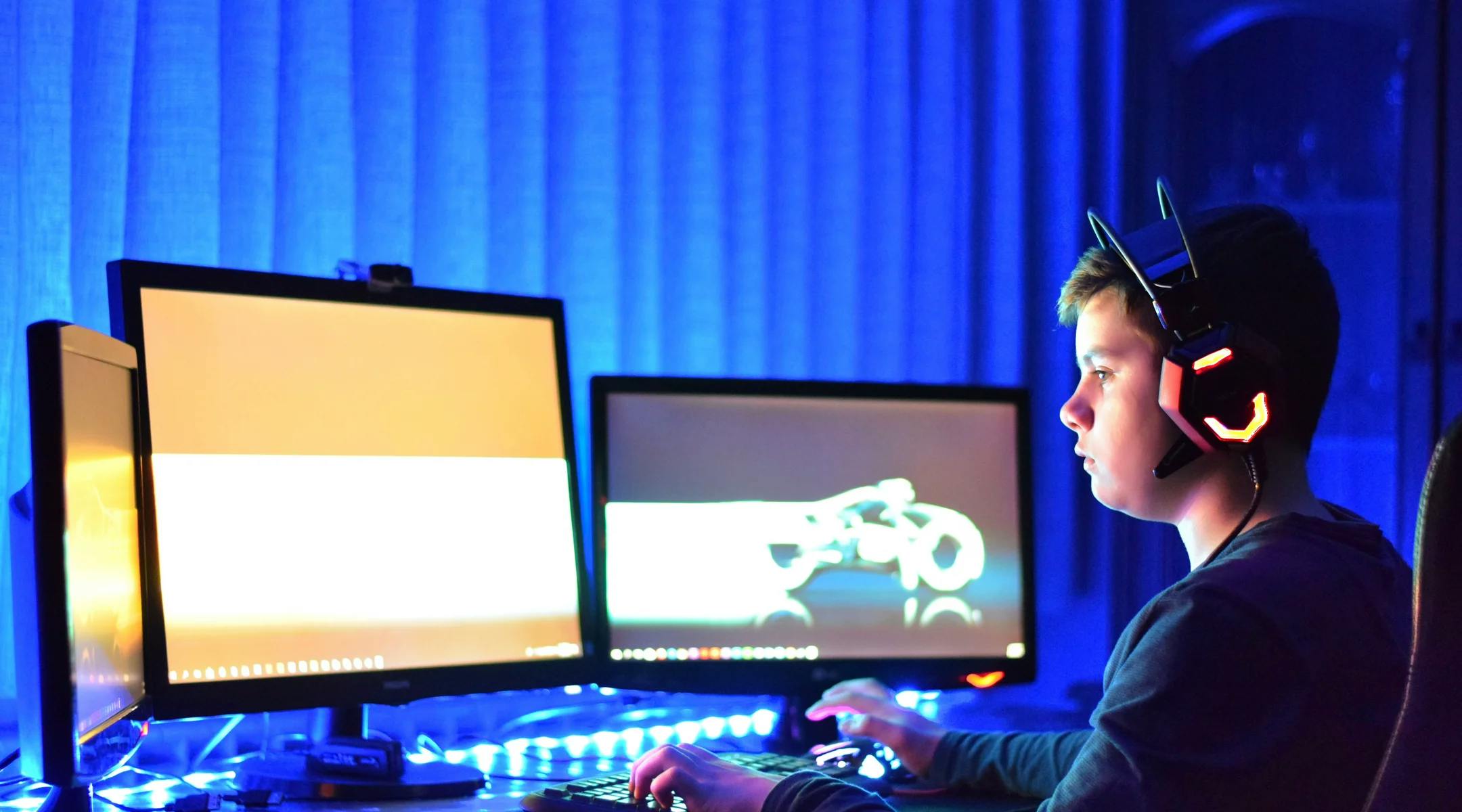 Ung gutt som spille dataspill