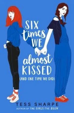 Omslag: "Six times we almost kissed (and one time we did)" av Tess Sharpe