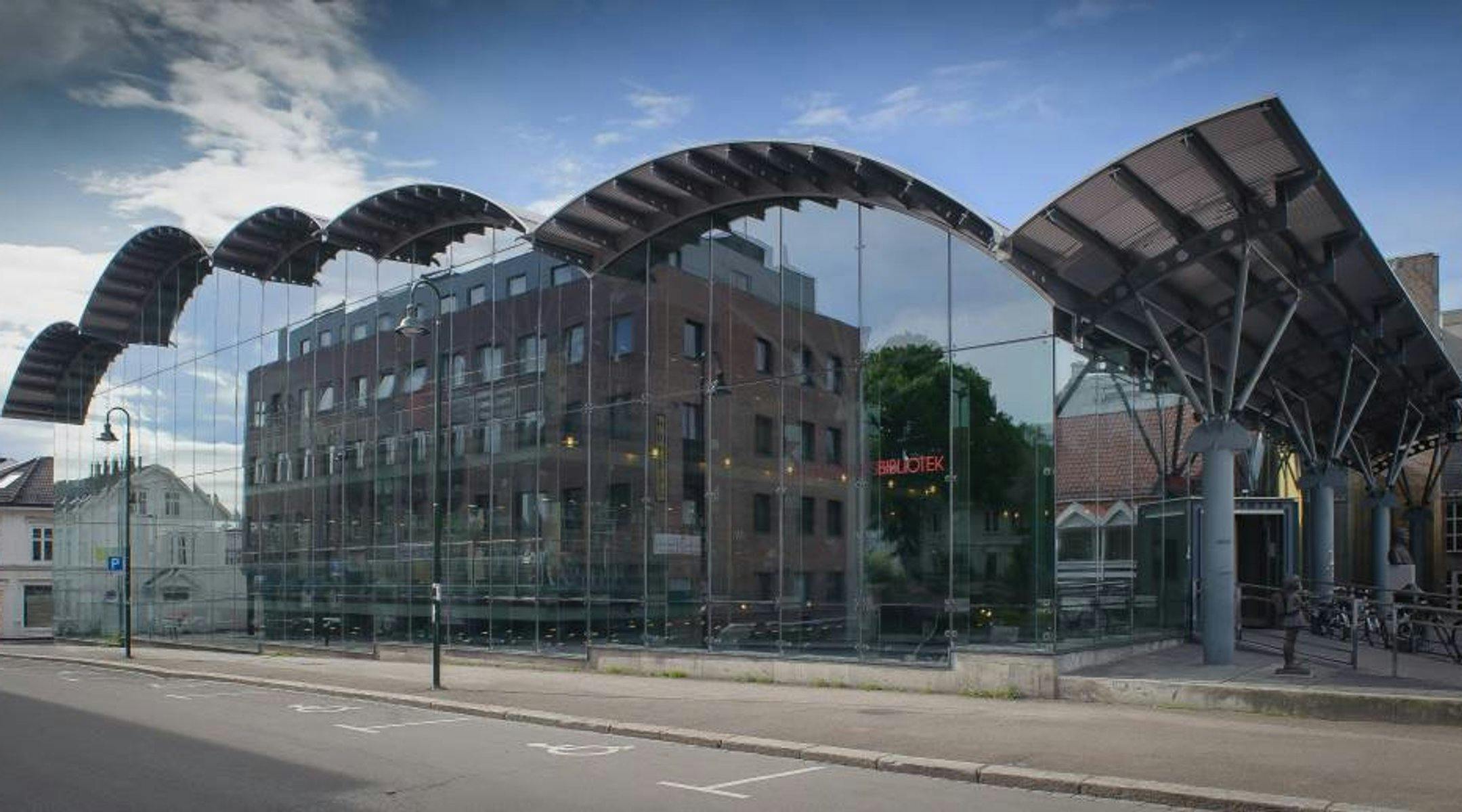 Fasaden til Tønsberg og Færder bibliotek. Foto. 