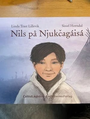 Omslag: "Nils på Njukčagáisá : : basert på barndomsminner fortalt av Nils Reidar Utsi" av Linda Lillevik