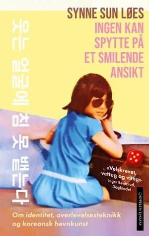 Omslag: "Ingen kan spytte på et smilende ansikt : : om identitet, overlevelsesteknikk og koreansk hevnkunst : essay = Usneun eolgul-e chim mos baetneunda" av Synne Sun Løes