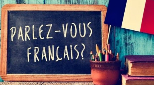 Tavle med påskrift "Parlez-vous francais?"