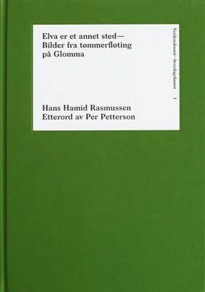 Omslag: "Elva er et annet sted : bilder fra tømmerfløting på Glomma" av Hans Hamid Rasmussen