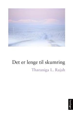 Omslag: "Det er lenge til skumring : roman" av Tharaniga Rajah