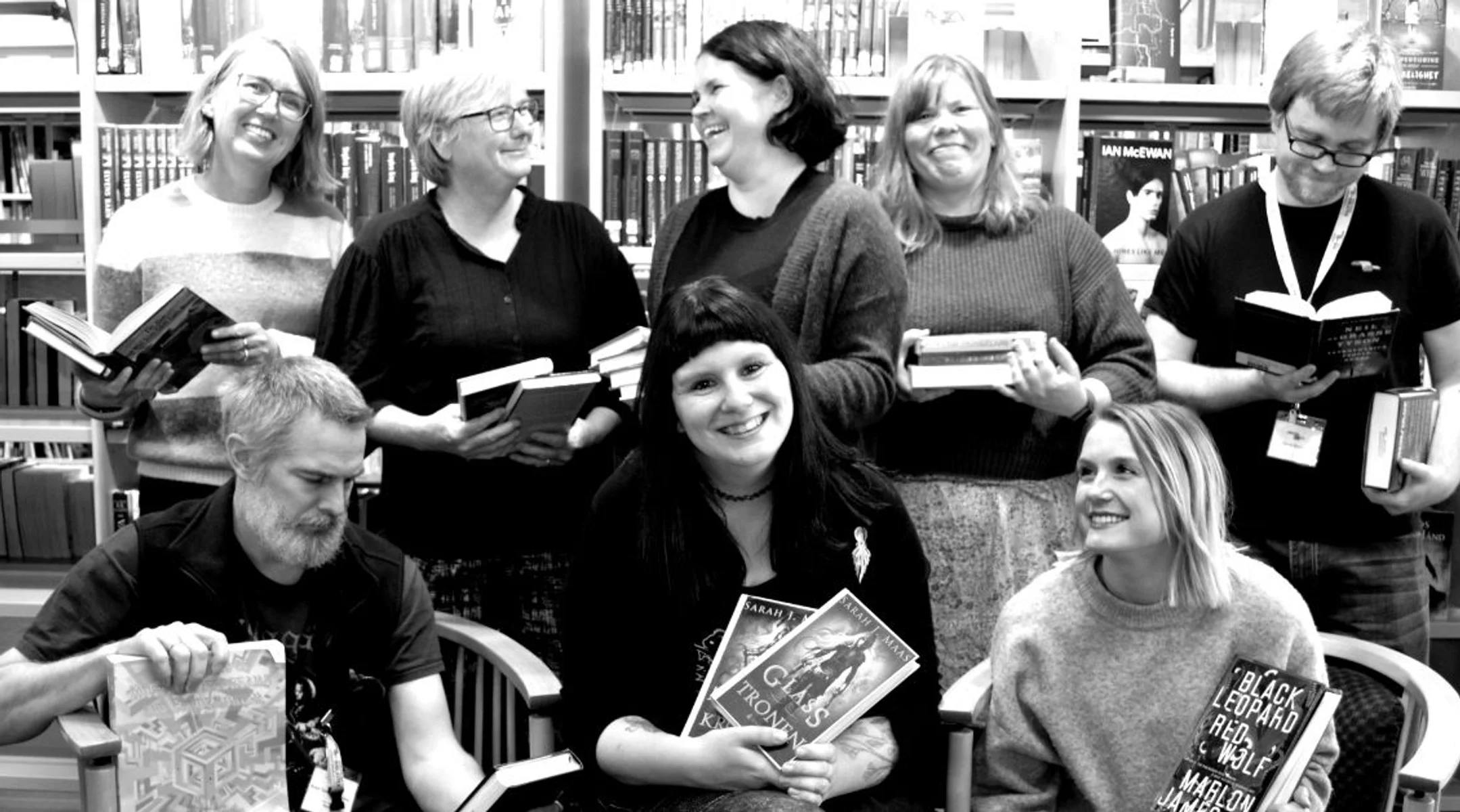 Bilde av bibliotekarer med bøker